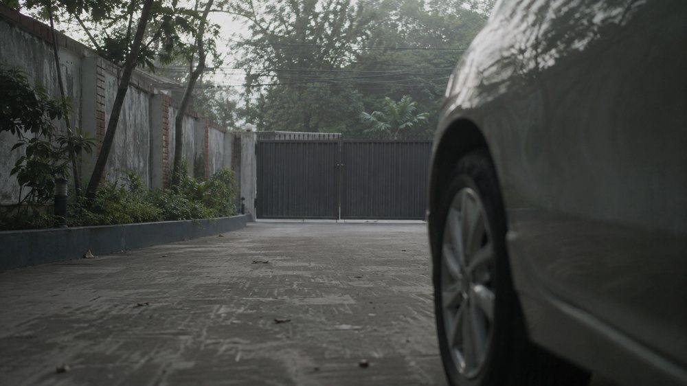 Dhanmondi driveway at 7:15 on a Sunday morning